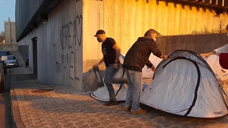 Lau dira jada kale gorrian lo egitera behartutako migranteak Irunen
