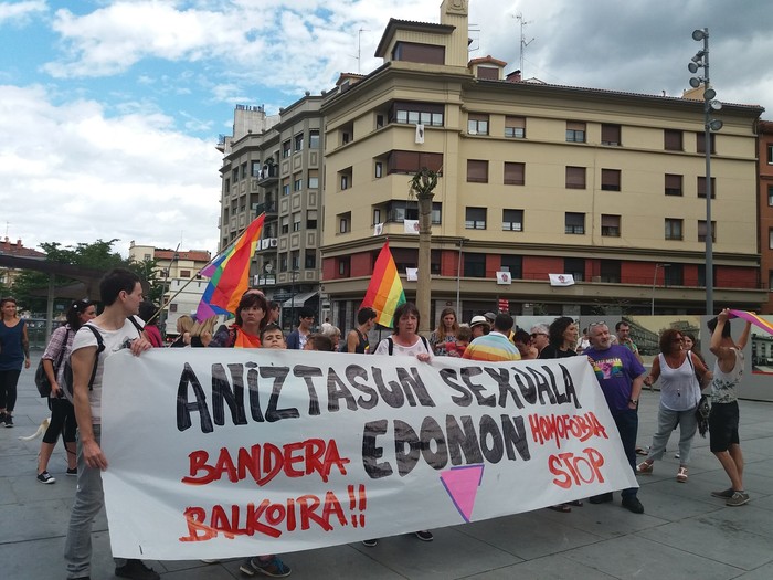 Udalak baimena ukatuta ere, LGTBI kolektiboko herritarrek San Juan plazan elgarretaratzea egin dute