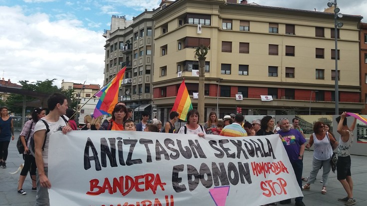 Udalak baimena ukatuta ere, LGTBI kolektiboko herritarrek San Juan plazan elgarretaratzea egin dute