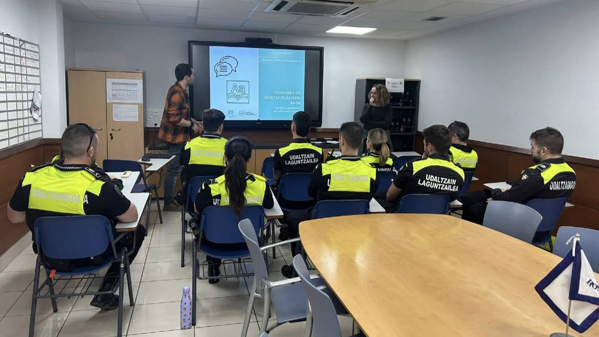 Zerbitzua euskaraz emateko eta hizkuntza eskubideez hausnartzeko ikastaroa jaso dute Hondarribiko udaltzainek