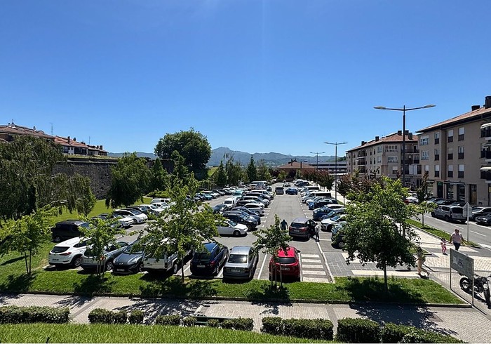 Zezen Plazako lurpeko aparkalekua bideragarria dela adierazi dute azterketa teknikoek