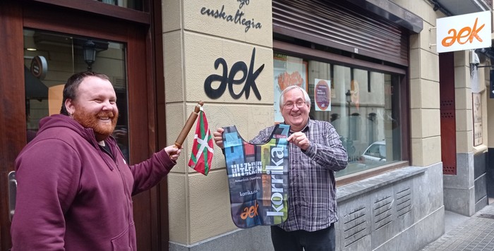 Korrikaren petoak eskura jarri ditu Irungo AEK euskaltegiak
