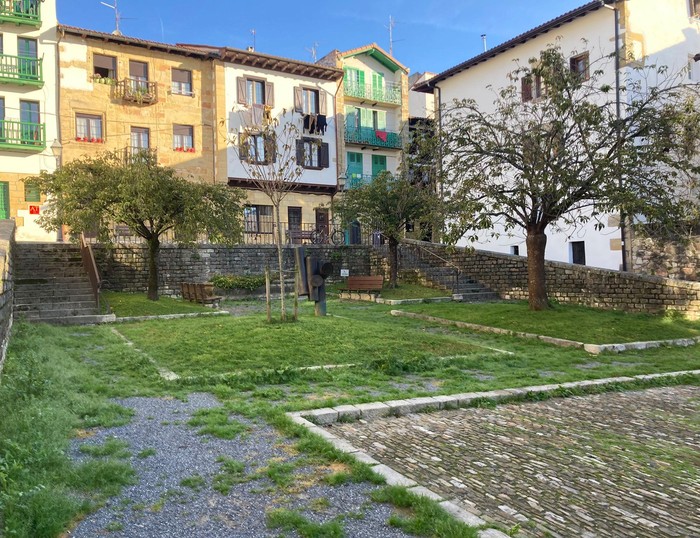 Alde Zaharreko lorategi eta parkeetan utzikeria salatu EAJk