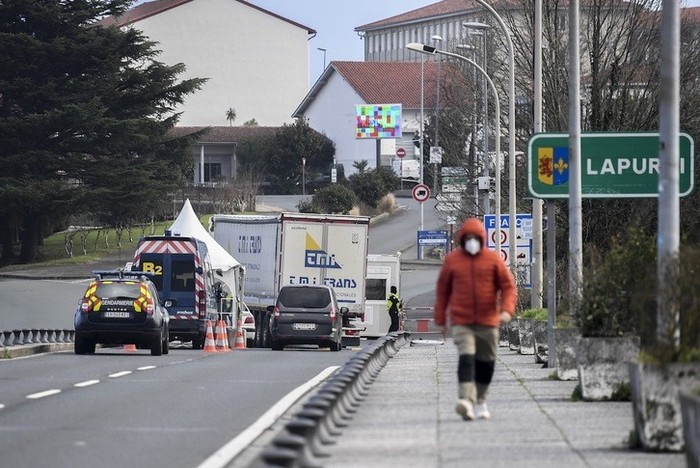 Migratzaileak askatasunez mugi daitezen neurriak hartzea adostu du  Madrilgo Senatuak EH Bilduk mozio bidez exijituta 