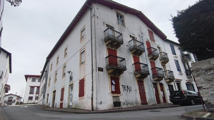 Akelarre eta Baleak elkarteak hustu eta sartzeko debekua agindu du udalak