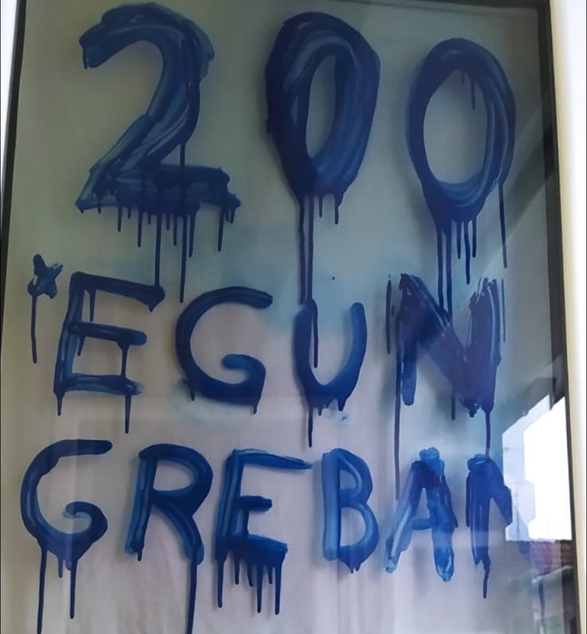 ISSk epaiketak eta greba bertan behera uzteko baldintza ezarri die garbitzaileei negoziaketarekin jarraitzeko