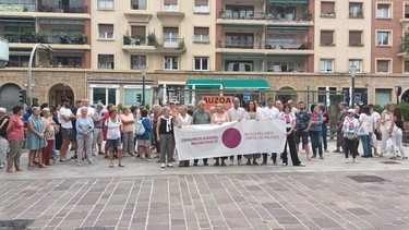 Isilik baina emakumeen aurkako indarkeriaren kontrako mezua ozen adierazi dute Hondarribian