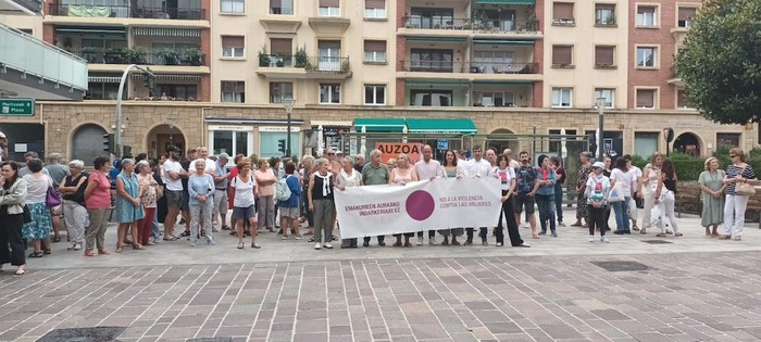 Isilik baina emakumeen aurkako indarkeriaren kontrako mezua ozen adierazi dute Hondarribian