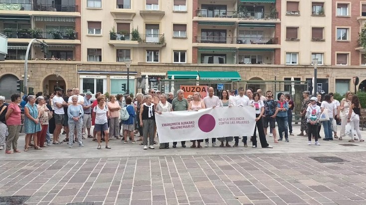Isilik baina emakumeen aurkako indarkeriaren kontrako mezua ozen adierazi dute Hondarribian