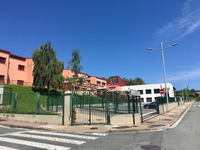 Eskola bideak oinez eta bizikletaz seguruago egiteko erronka dute Hondarribian